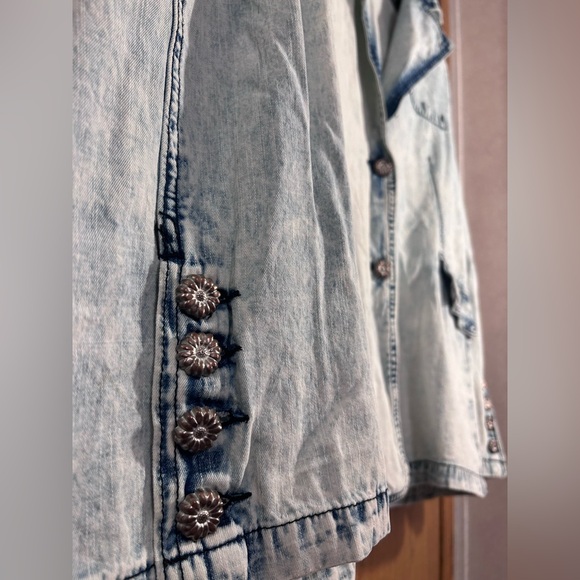 POL Uptown Girl Woven Light Wash Denim Jacket - Picture 6 of 10